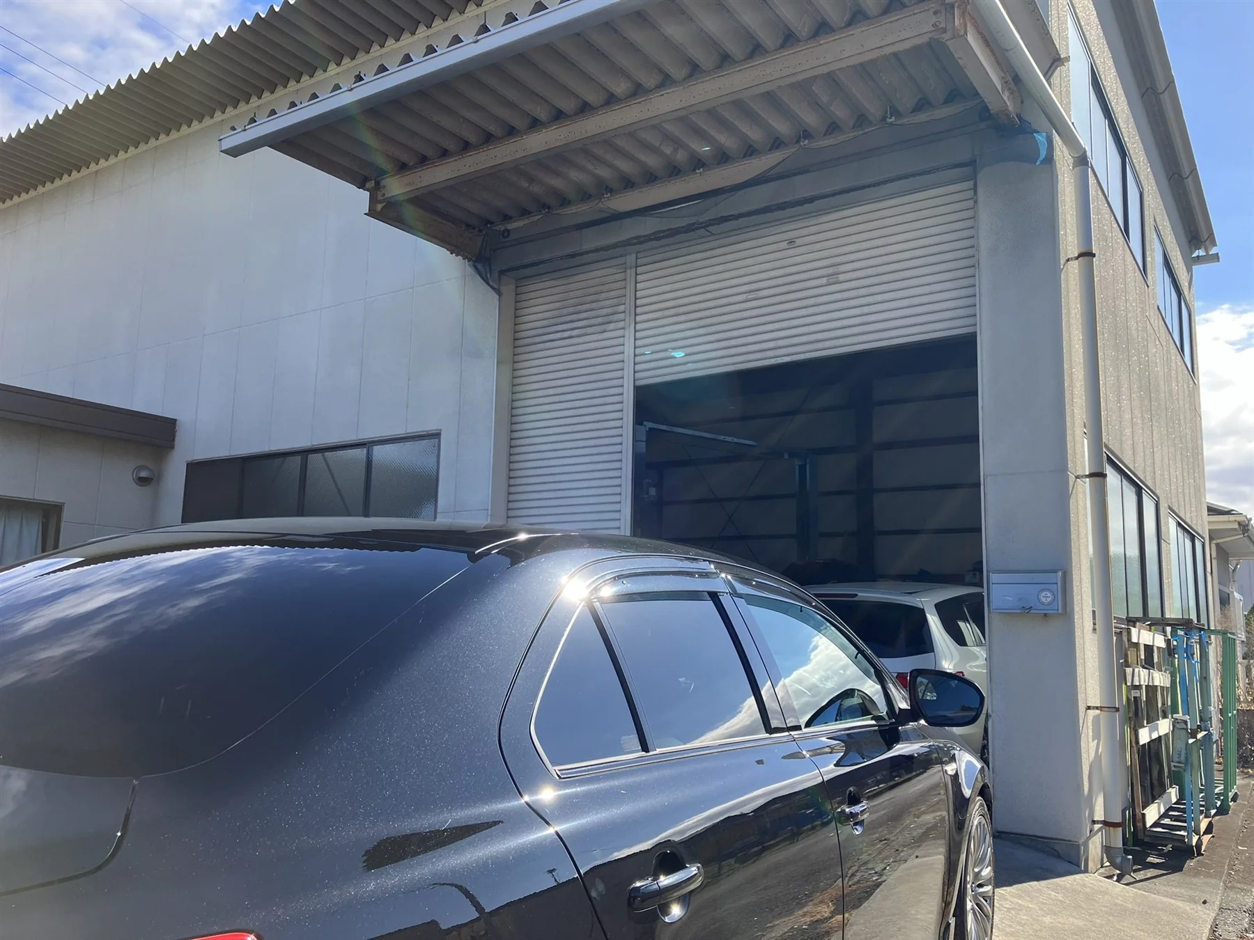 店舗前に停まる艶のある車