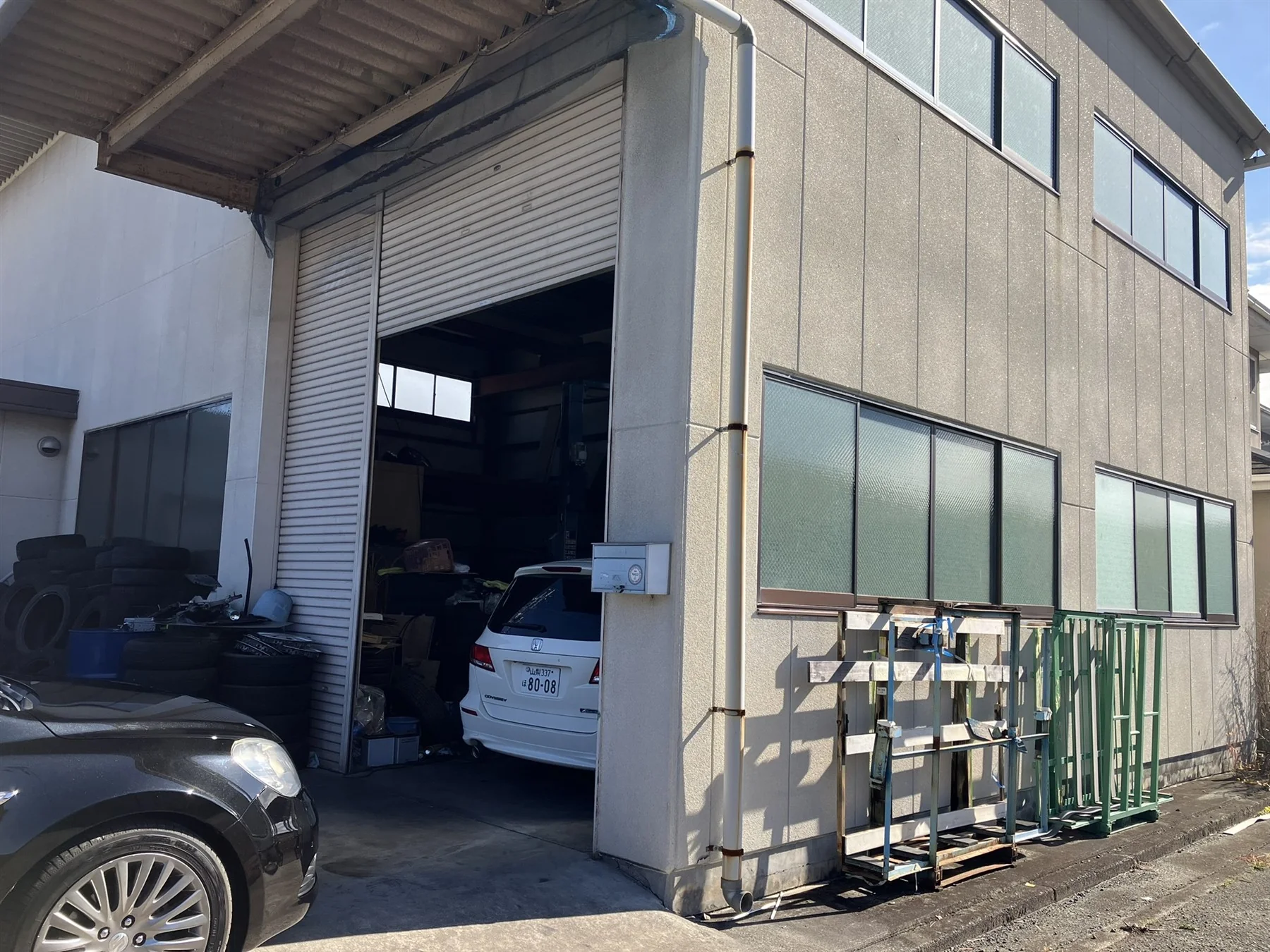 ナックスの店舗外観とガレージ入口