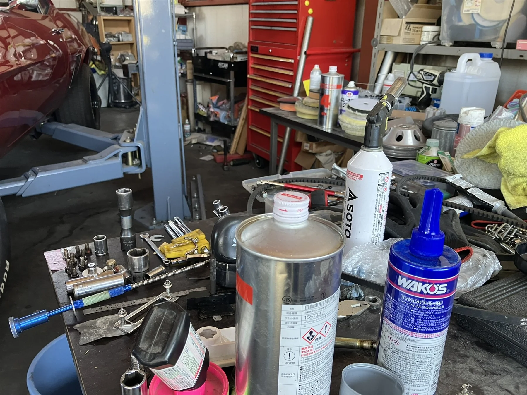 工具やケア用品が並ぶ作業台